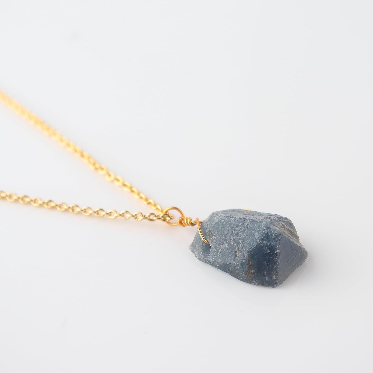 Raw Crystal Necklace, Blue Sapphire Rough Stone Necklace, Dainty Stone Pendant, Healing Crystals Healing Stone Pendant for Beauty, Love and Positive, Jewelry Gift