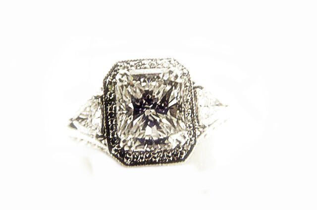 CERTIFIED RADIANT TRILLION ROUND F COLOR VS2 CLARITY DIAMOND ENGAGEMENT RING