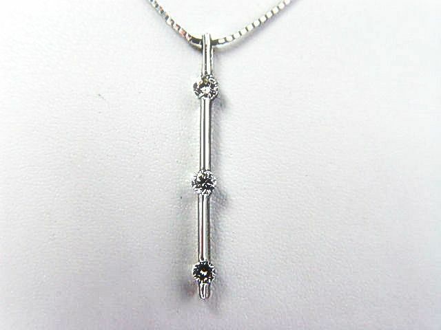 DIAMOND ROUND 3 STONE PENDANT  .28 CT F VS1 CLARITY 18 K