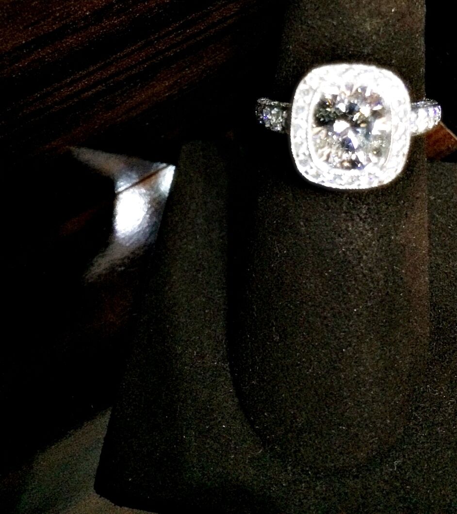 GIA CERTIFIED G COLOR VS1 CLARITY GRADE CUSHION SHAPE HALO ROUND ENGAGEMENT RING