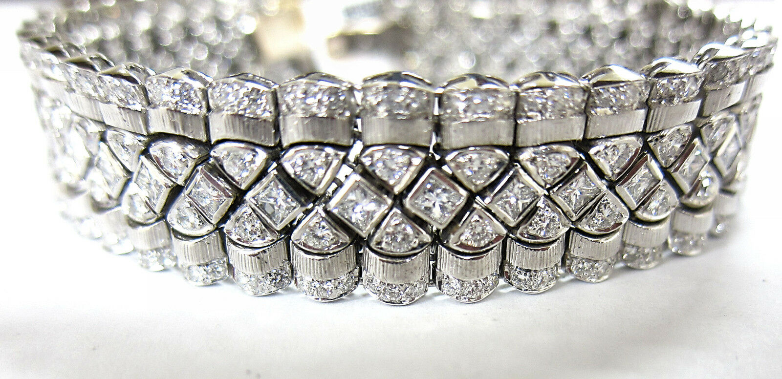 DIAMOND ROUND BRILLIANT SET PRINCESS SHAPE DIAMOND CENTER WIDE DIAMOND BRACELET