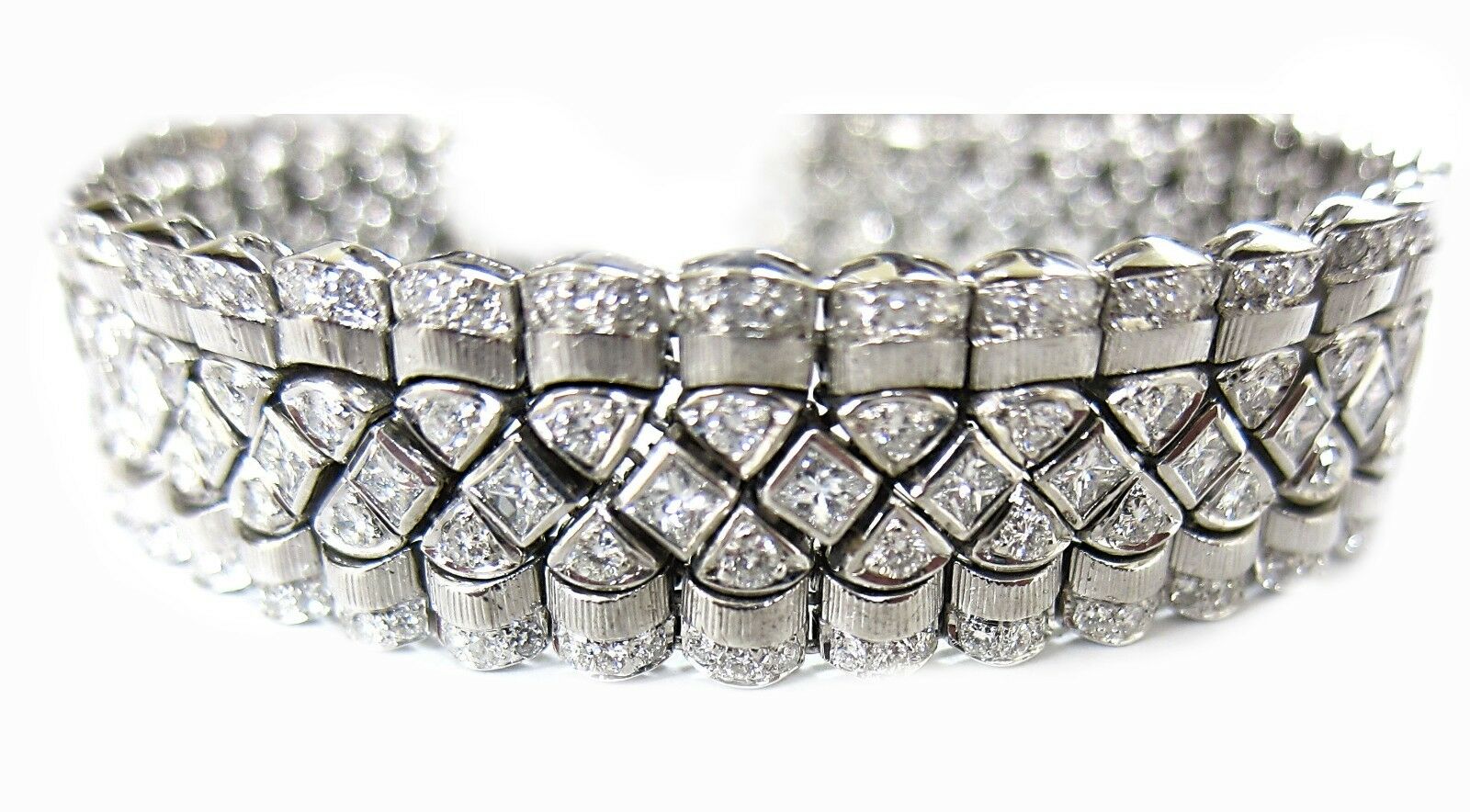 DIAMOND ROUND BRILLIANT SET PRINCESS SHAPE DIAMOND CENTER WIDE DIAMOND BRACELET