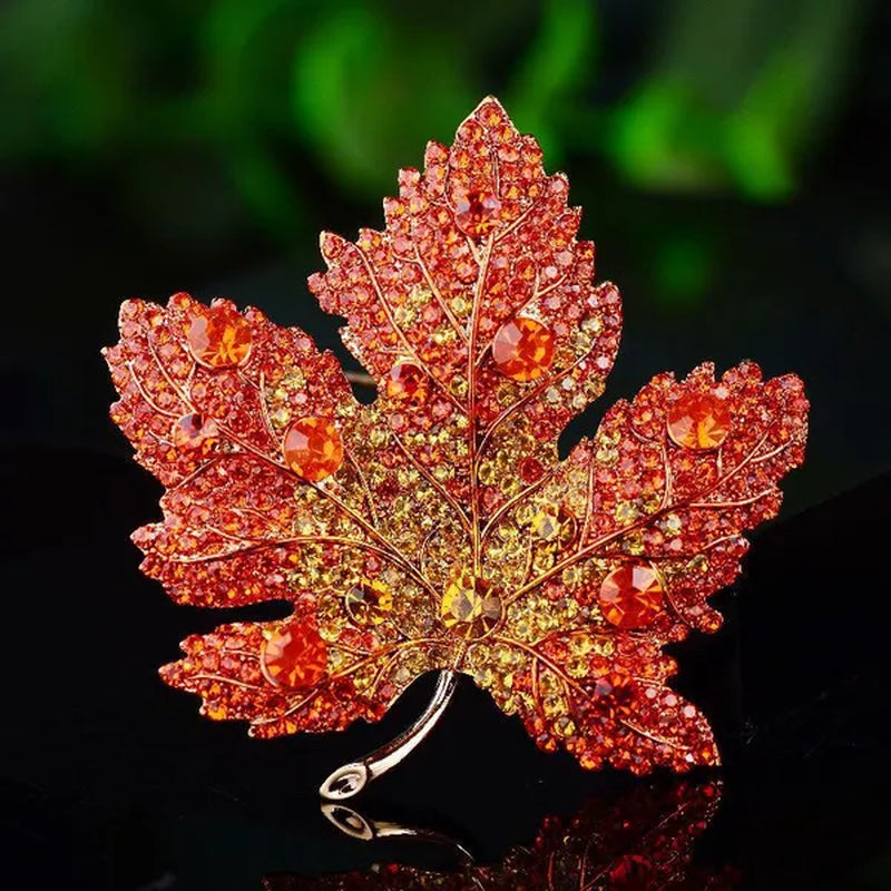 New Fashion Jewelry Full Diamond Maple Leaf Brooch Creative Elegant Windbreaker Pin Suit Coat Sweater Accessories