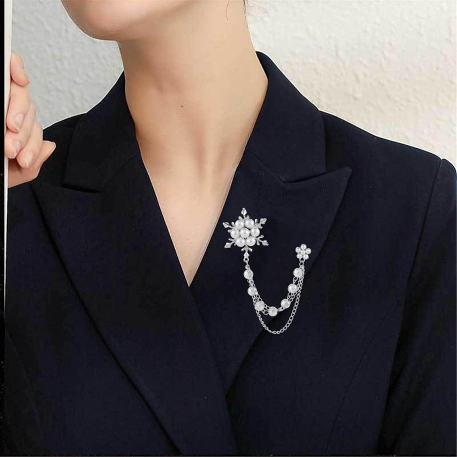 Glittering Imitation Pearl Crystal Snowflake Flower Hanging Chain Brooch Pin for Women Men Fashion Snowflake Tassel Shirt Collar Lapel Pin Charming Clothes Bags Decoration Jewelry