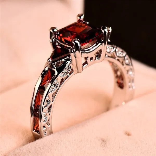 Exquisite Elegant Shiny Red Garnet Ring Fashion Jewelry 925 Sterling Silver Rings Wedding Band Ruby Rings for Women Christmas Gift