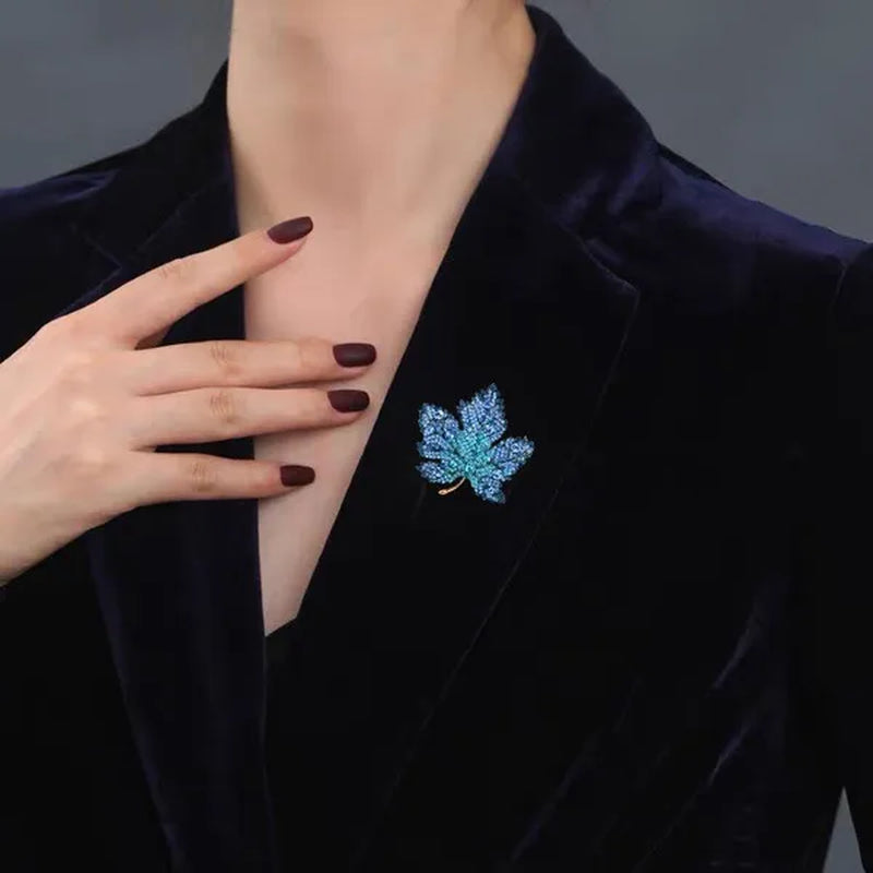 New Fashion Jewelry Full Diamond Maple Leaf Brooch Creative Elegant Windbreaker Pin Suit Coat Sweater Accessories